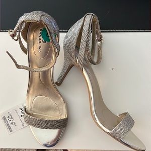 Beautiful NWT Bandolino metallic sparkle sandal!